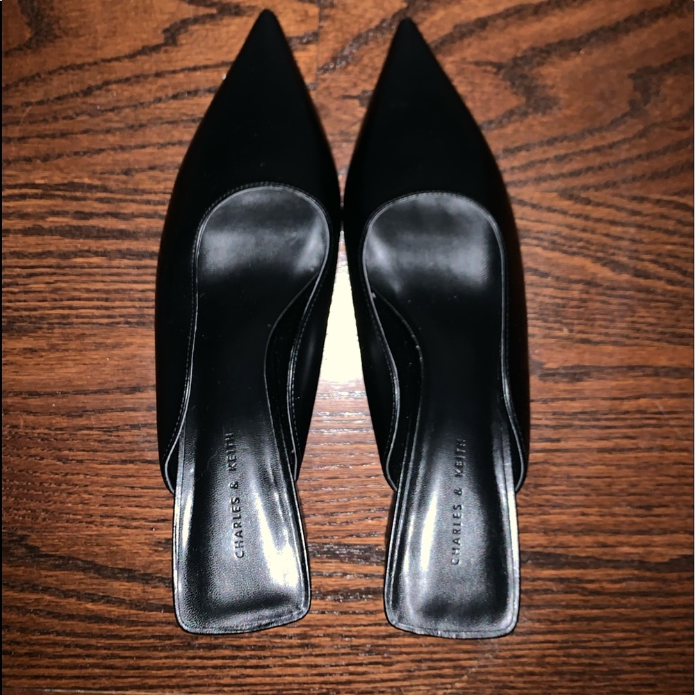 ⭒ Simple Black Charles Keith Heels